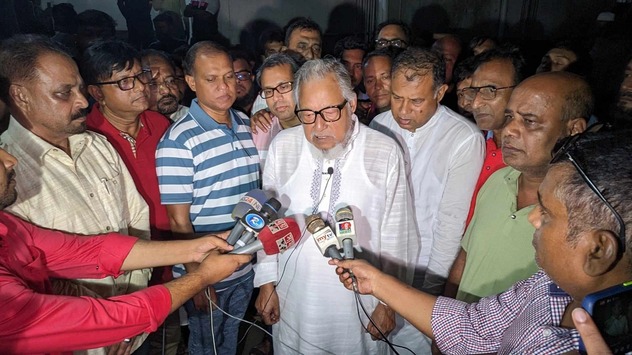 বিএনপির স্থায়ী কমিটির সদস্য নজরুল ইসলাম খান শুক্রবার ময়মনসিংহে সাংবাদিকদের সঙ্গে কথা বলেন। ছবি : কালবেলা
