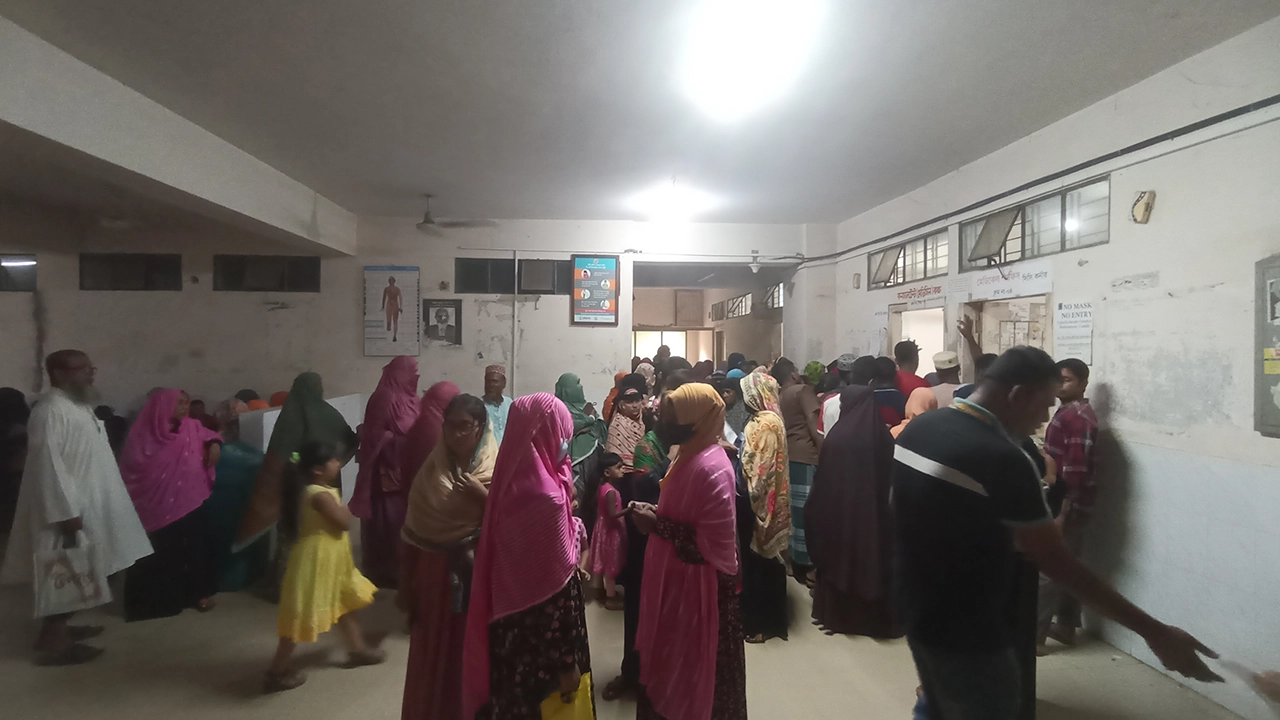 কুমিল্লার ব্রাহ্মণপাড়ায় উপজেলা স্বাস্থ্য কমপ্লেক্সে রোগীদের ভিড়। ছবি : কালবেলা