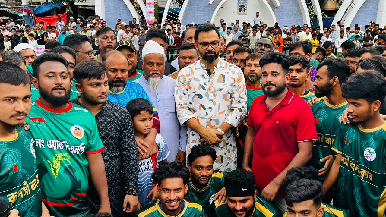 রাজধানীর পল্লবীতে শহীদ জিয়া স্মৃতি ফুটবল টুর্নামেন্ট-২০২৪ এর উদ্বোধনী অনুষ্ঠানে উপস্থিত আমিনুল হক। ছবি : কালবেলা