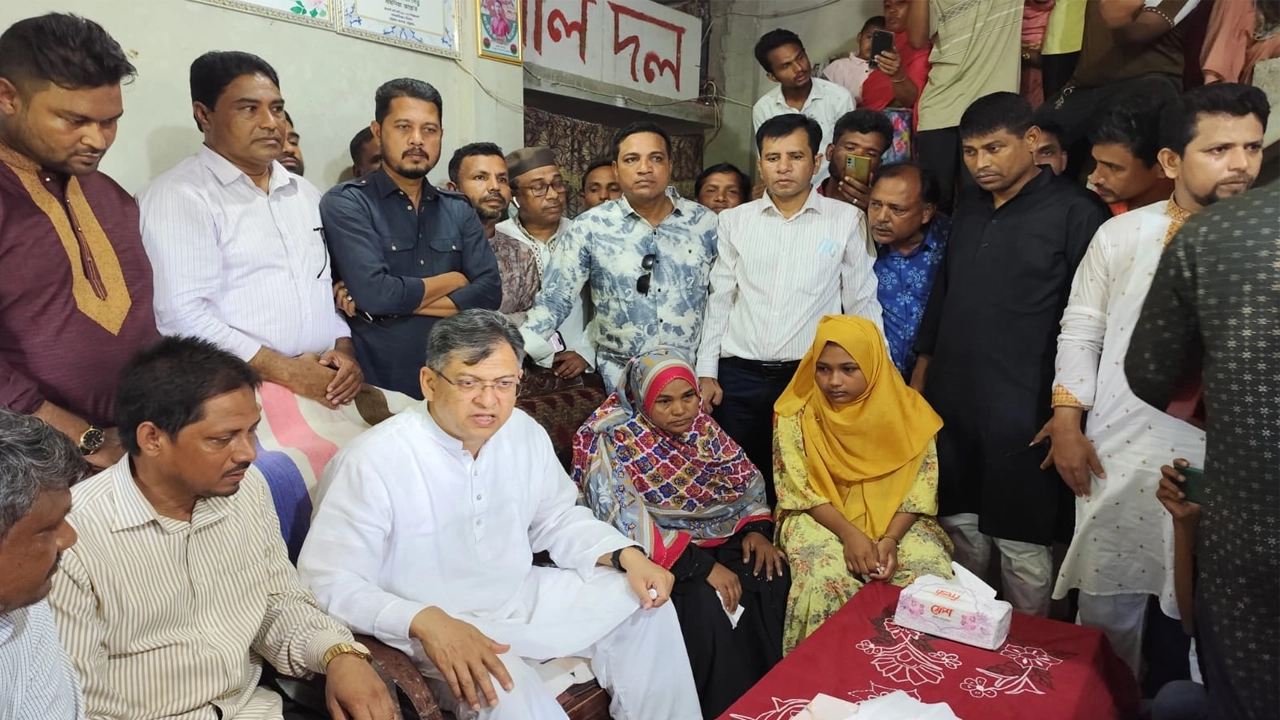 কক্সবাজারের পেকুয়ার সন্তান বৈষম্যবিরোধী ছাত্র আন্দোলনের দ্বিতীয় শহীদ ওয়াসিম আকরামের পরিবারের সঙ্গে সাক্ষাৎ করেন সালাহউদ্দিন আহমেদ। ছবি : কালবেলা