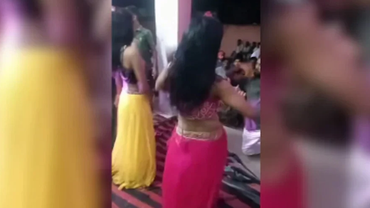 স্কুলে আয়োজিত অনুষ্ঠানে নাচছেন নারীরা। ভিডিও থেকে নেওয়া ছবি