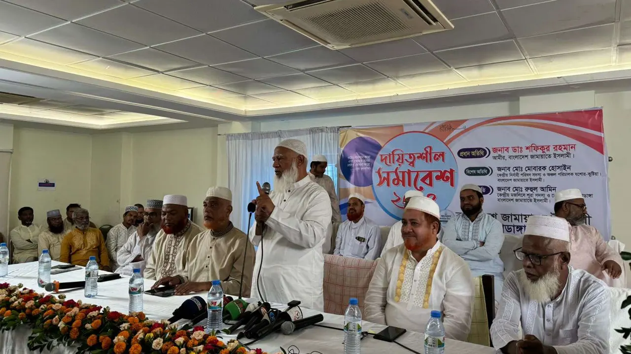 চুয়াডাঙ্গা জেলার একটি স্থানীয় মিলনায়তনে ডা. শফিকুর রহমান। ছবি : কালবেলা