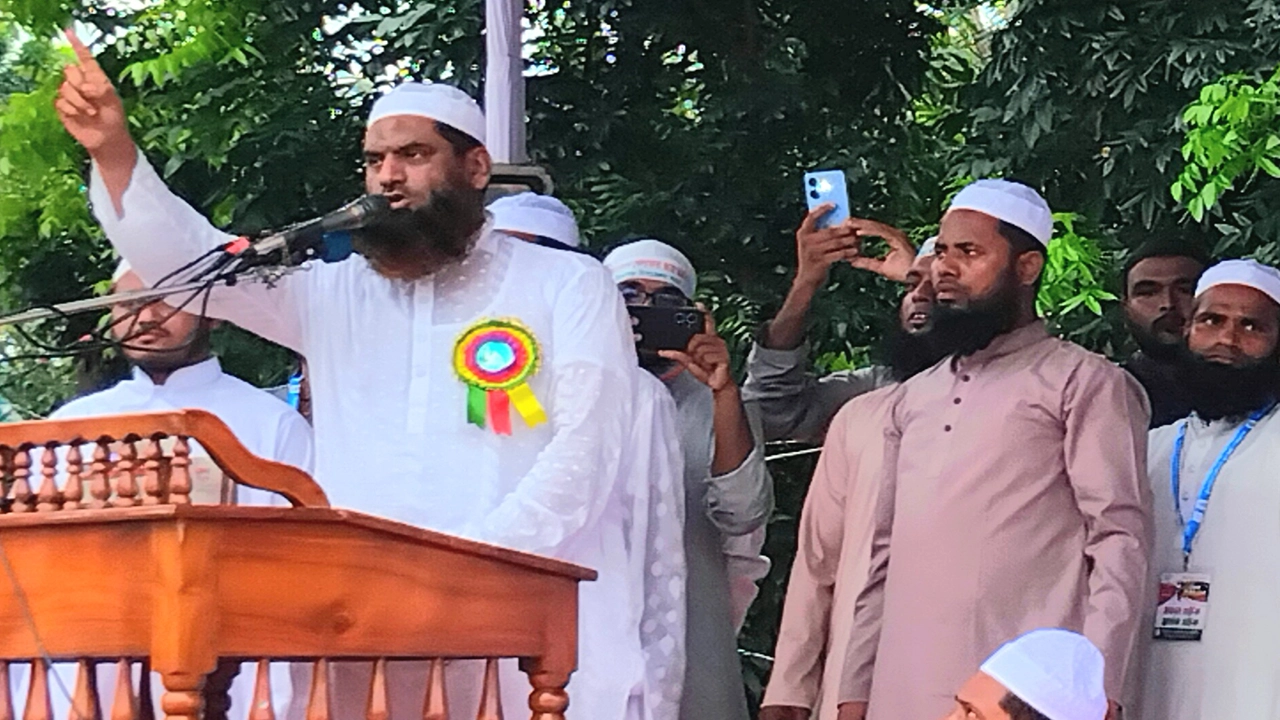 বাংলাদেশ খেলাফত মজলিসের মহাসচিব মাওলানা মুহাম্মদ মামুনুল হক শনিবার ঈশ্বরগঞ্জ সরকারি কলেজ মাঠে গণসমাবেশে প্রধান অতিথির বক্তব্য দেন। ছবি : কালবেলা