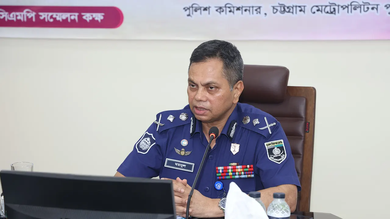 চট্টগ্রামে সাংবাদিকদের সঙ্গে মতবিনিময় সভায় বক্তব্য দেন আইজিপি মো. ময়নুল ইসলাম। ছবি : কালবেলা