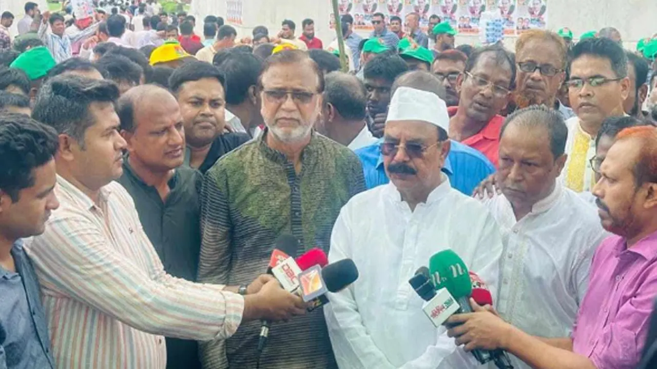 সাংবাদিকদের সঙ্গে কথা বলছেন গয়েশ্বর চন্দ্র রায়। ছবি : সংগৃহীত।
