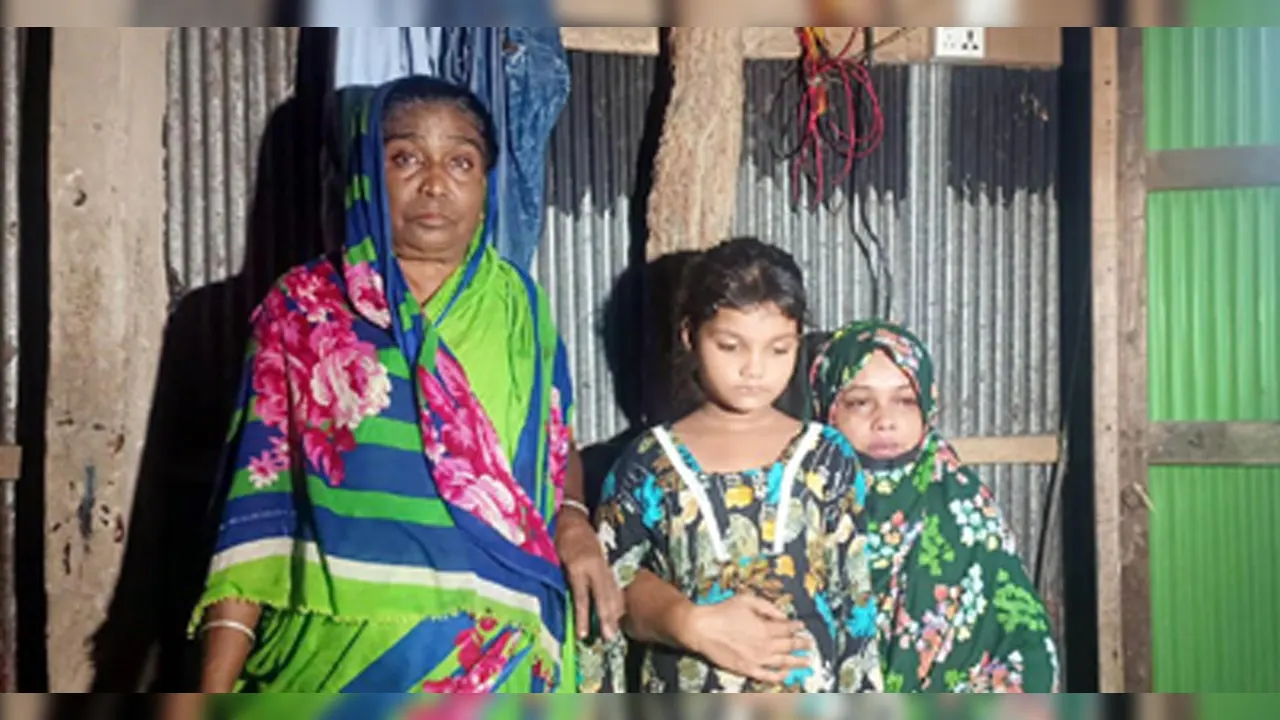 বাম থেকে শহীদ ইউসুফ সানোয়ারের মা মরিয়ম বেগম, একমাত্র সন্তান ইসরাত জাহান রাইসা এবং স্ত্রী রেহেনা আক্তার রানু স্ত্রী। ছবি : সংগৃহীত
