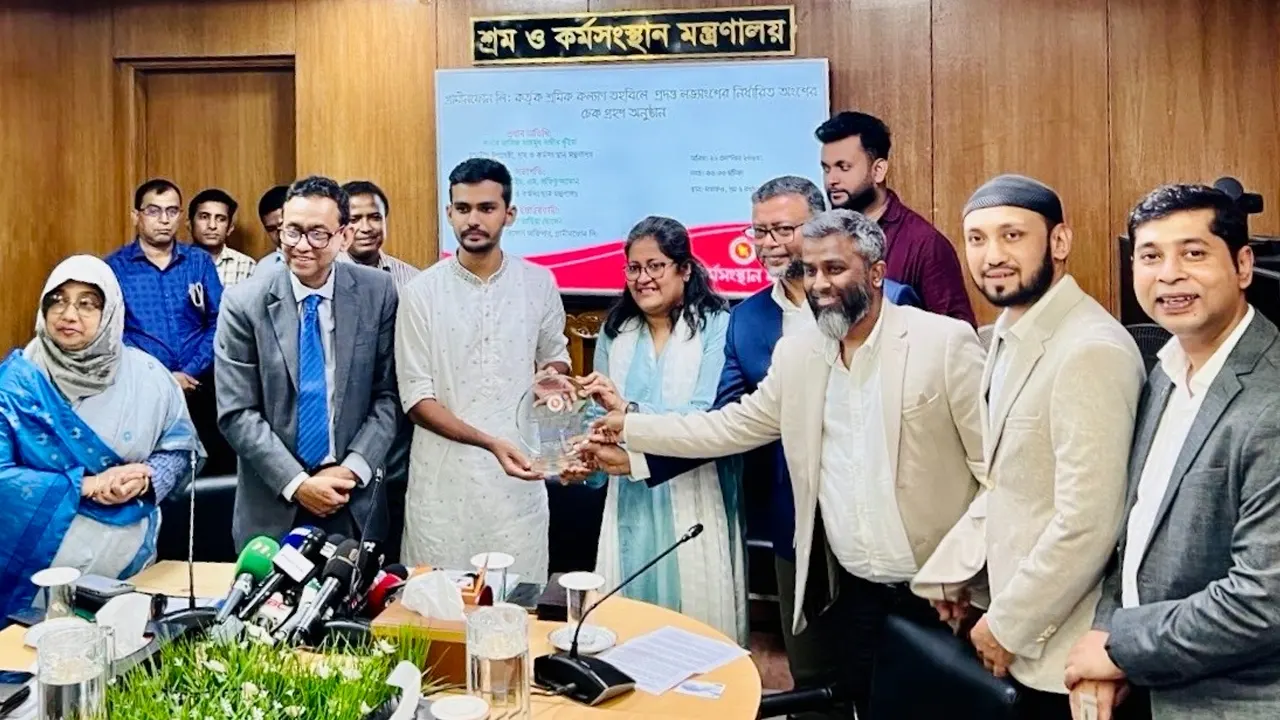 চেক গ্রহণকালে শ্রম উপদেষ্টা আসিফ মাহমুদ সজীব ভূঁইয়া। ছবি : সংগৃহীত