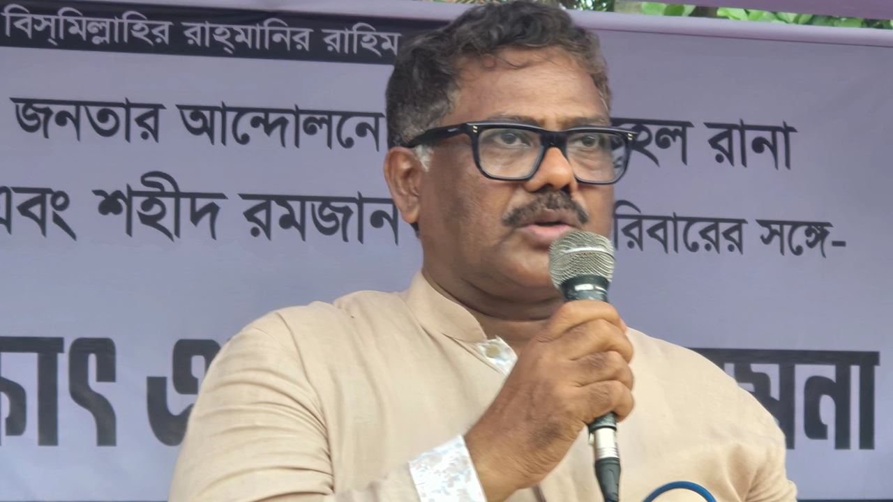 নাটোরে শহীদ পরিবারে সহযোগিতা প্রদান অনুষ্ঠানে বিএনপির কেন্দ্রীয় নেতা অ্যাডভোকেট এম রুহুল কুদ্দুস তালুকদার দুলু। ছবি : কালবেলা