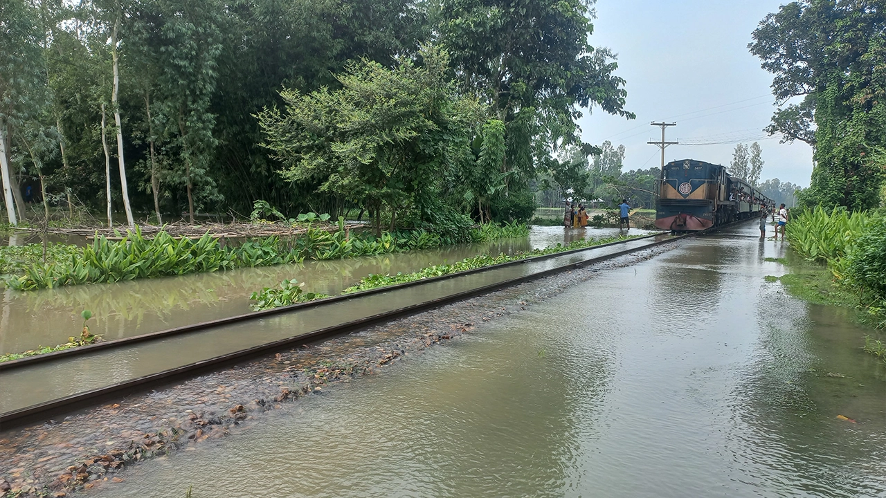 তিস্তার পানি বৃদ্ধি পাওয়ায় লালমনিরহাট-সান্তাহার রেলপথের প্রায় অর্ধ কিলোমিটার রেললাইন ডুবে গেছে। ছবি : কালবেলা