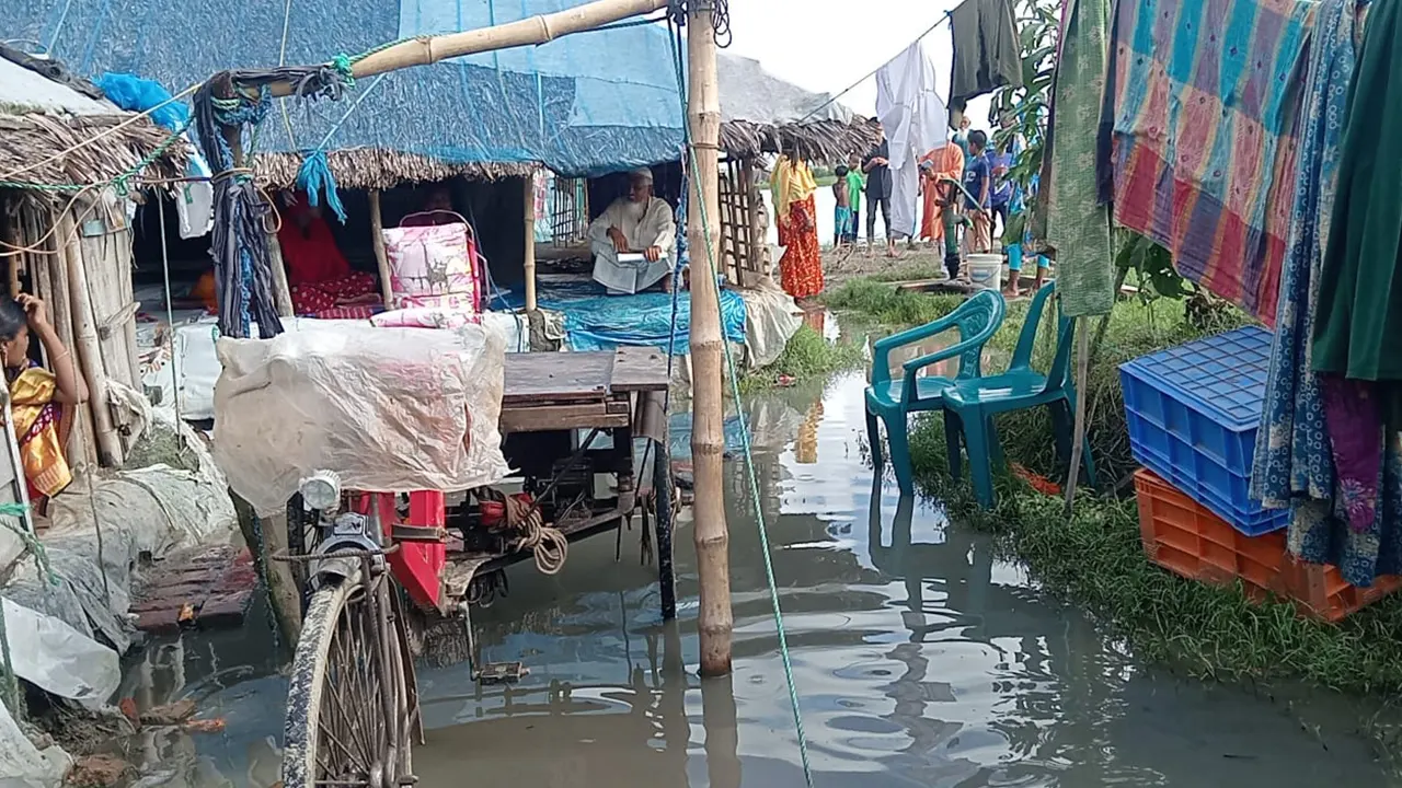 জলাবদ্ধতায় পানিবন্দি এলাকাবাসী। ছবি : কালবেলা