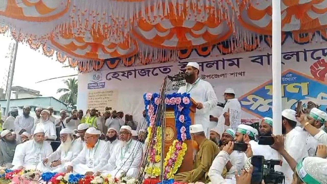 মানিকগঞ্জের সিংগাইরে হেফাজতে ইসলাম বাংলাদেশের গণসমাবেশে বক্তব্য দেন মাওলানা মামুনুল হক। ছবি : কালবেলা