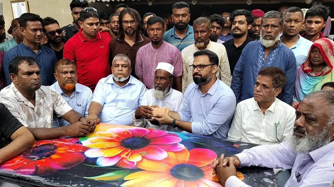 বৈষম্যবিরোধী ছাত্র-জনতার গণআন্দোলনে পুলিশের গুলিতে নিহত শহীদ আবু সাঈদের শোকাহত পরিবারের সঙ্গে সাক্ষাৎ করেন আমিনুল হক। ছবি : কালবেলা