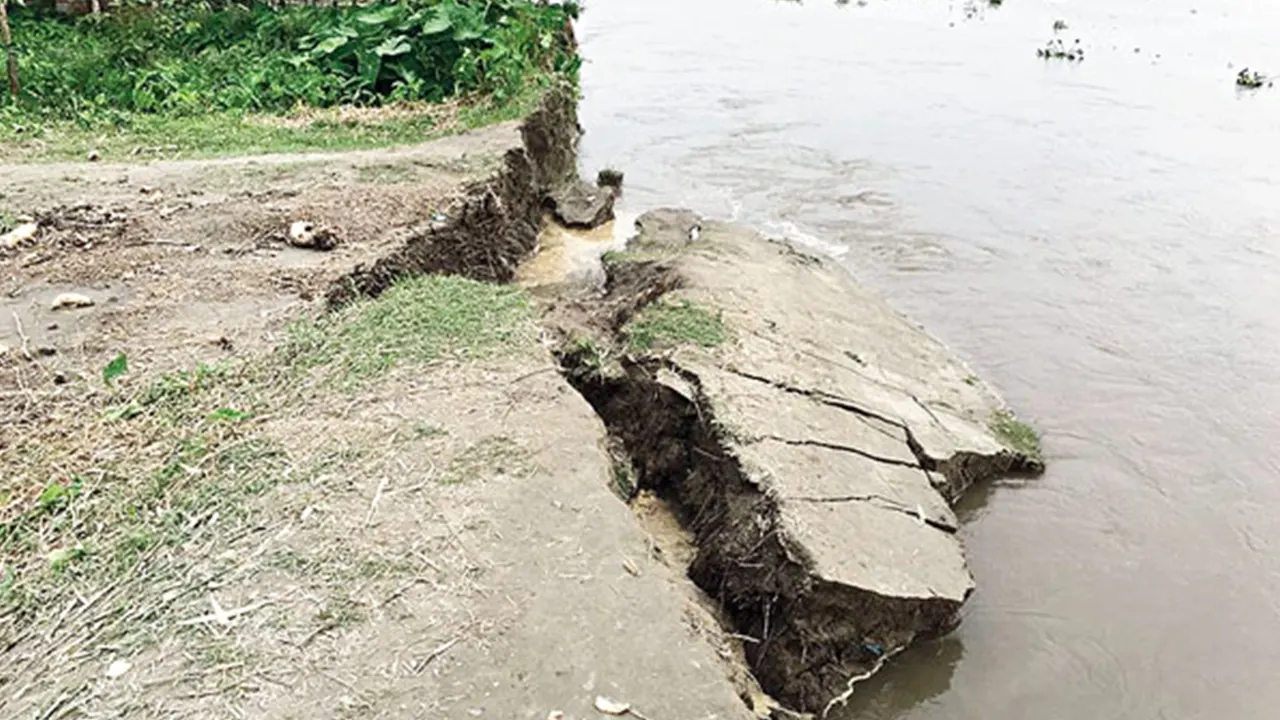 পানি কমার সঙ্গে সঙ্গে নদী ভাঙন আতঙ্কে পাড়ের বাসিন্দারা। ছবি : সংগৃহীত