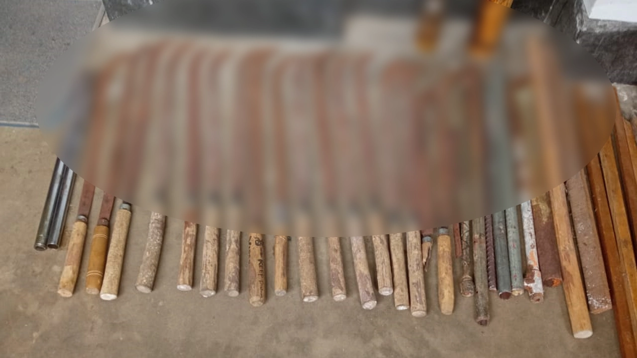চবির হলে অভিযান চালিয়ে উদ্ধার করা দেশীয় অস্ত্র। ছবি : কালবেলা