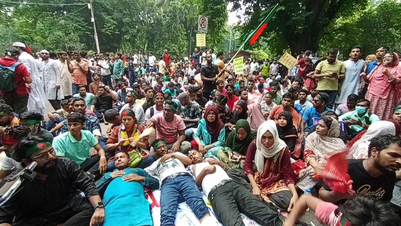 প্রধান উপদেষ্টার বাসভবনের সামনে অবস্থান নিয়েছেন চাকরিপ্রত্যাশীরা। ছবি : সংগৃহীত