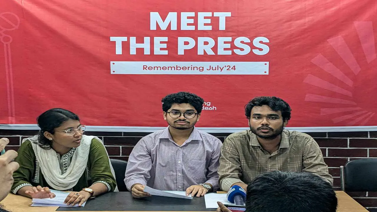 সংবাদ সম্মেলনে কথা বলছেন শিক্ষার্থী মো. রায়হান, সাজিদ ইসলাম ও হাবিবা নুসরত। ছবি : কালবেলা