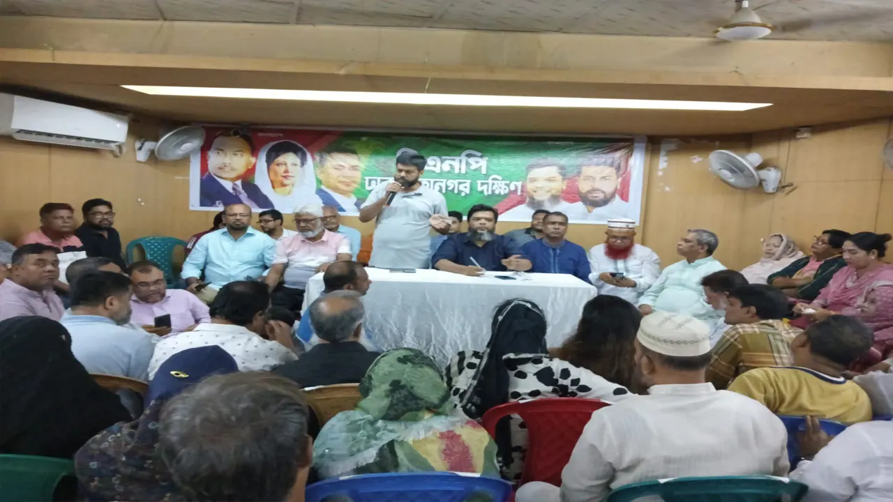 ভাসানী মিলনায়তনে বক্তব্য দেন রফিকুল আলম মজনু । ছবি : কালবেলা
