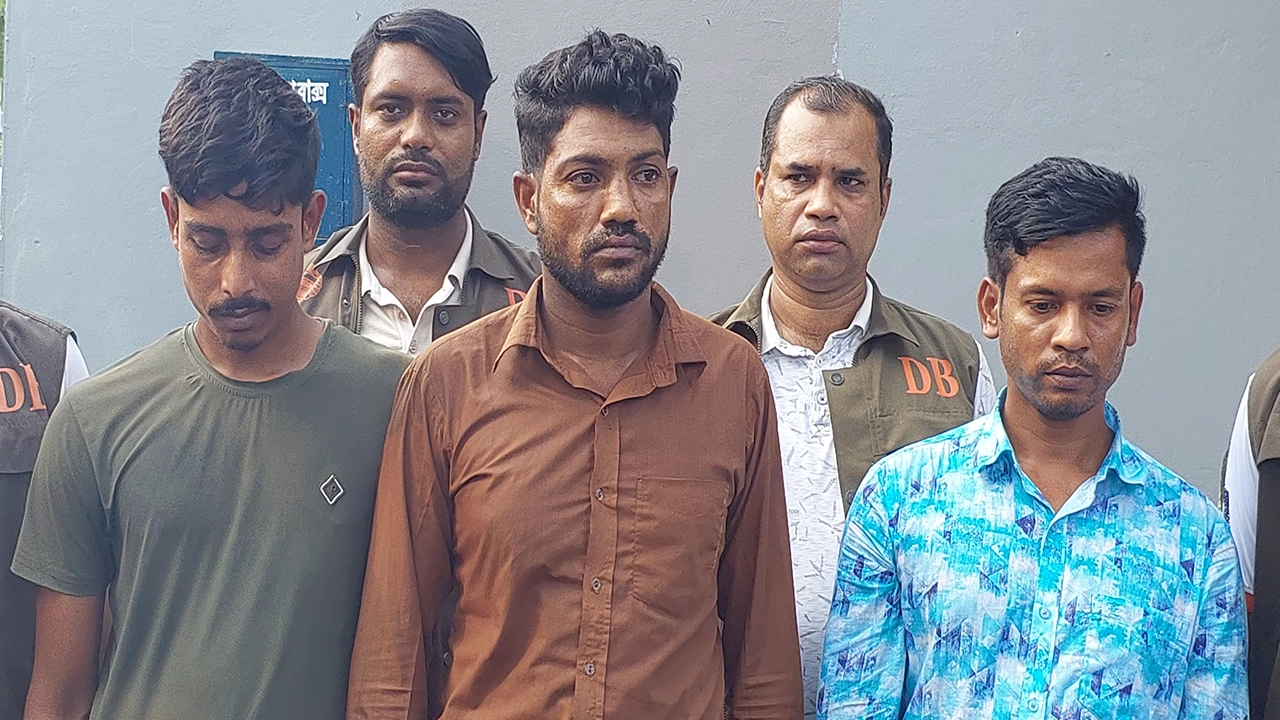 সাতক্ষীরায় আন্তঃজেলা ডাকাত সর্দারসহ তিনজন গ্রেপ্তার। ছবি : কালবেলা