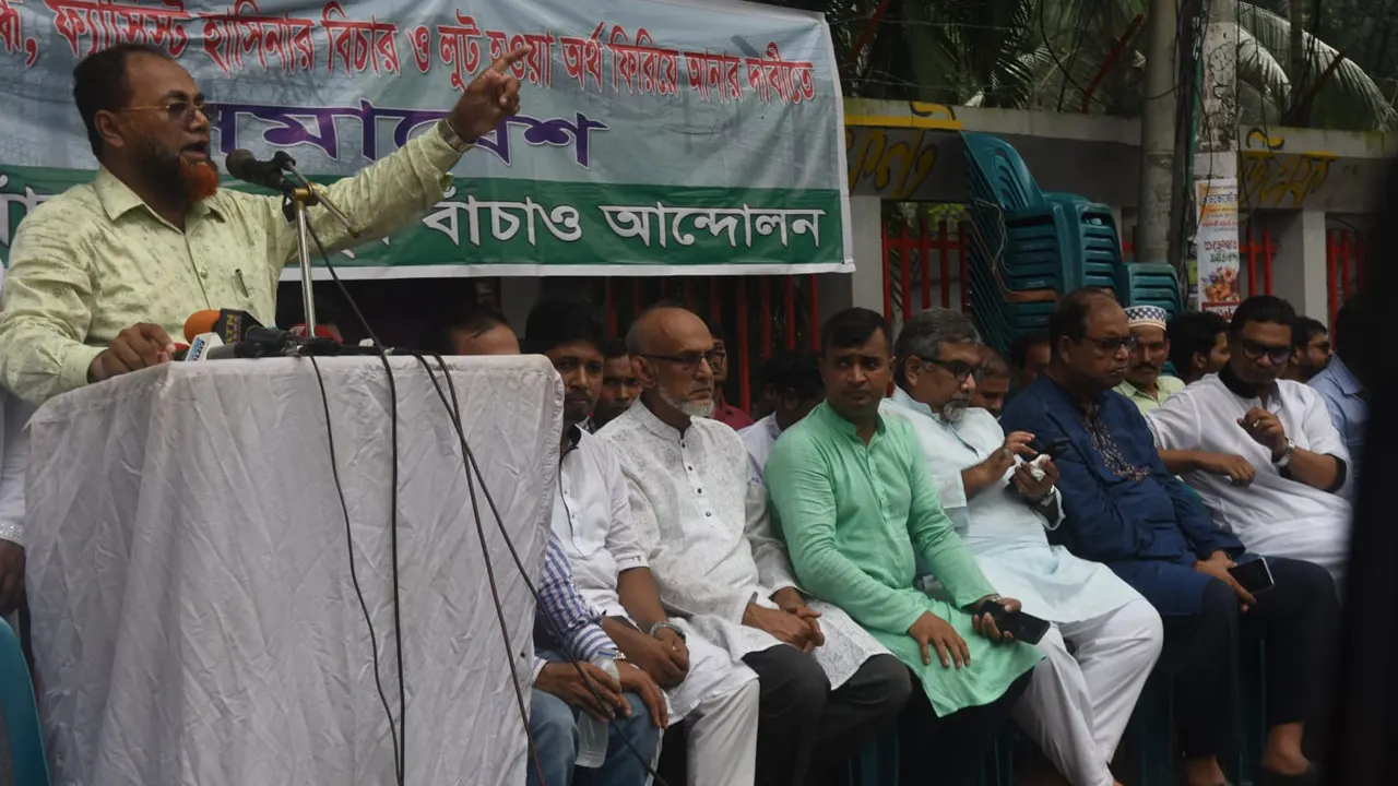 জাতীয় প্রেস ক্লাবের সামনে ‘দেশ বাঁচাও মানুষ বাঁচাও আন্দোলন’-এর সমাবেশে উপস্থিত নেতারা। ছবি : কালবেলা
