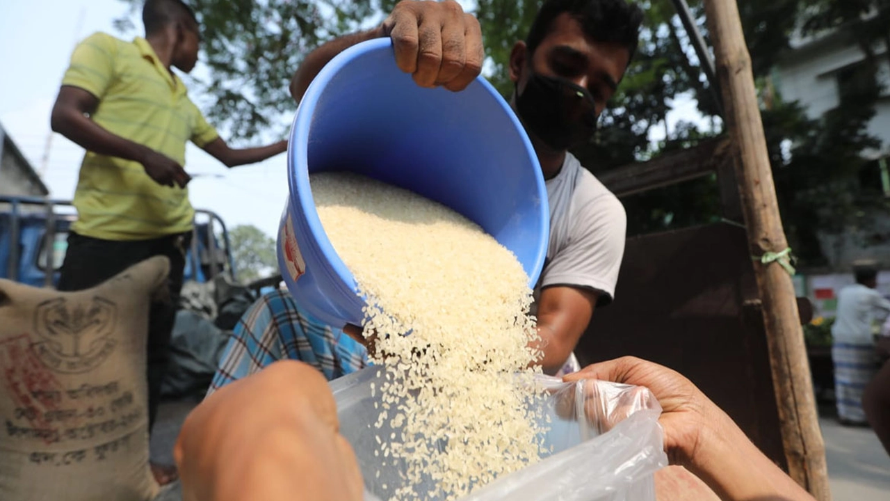 সুলভ মূল্যে চাল বিতরণ। প্রতীকী ছবি।
