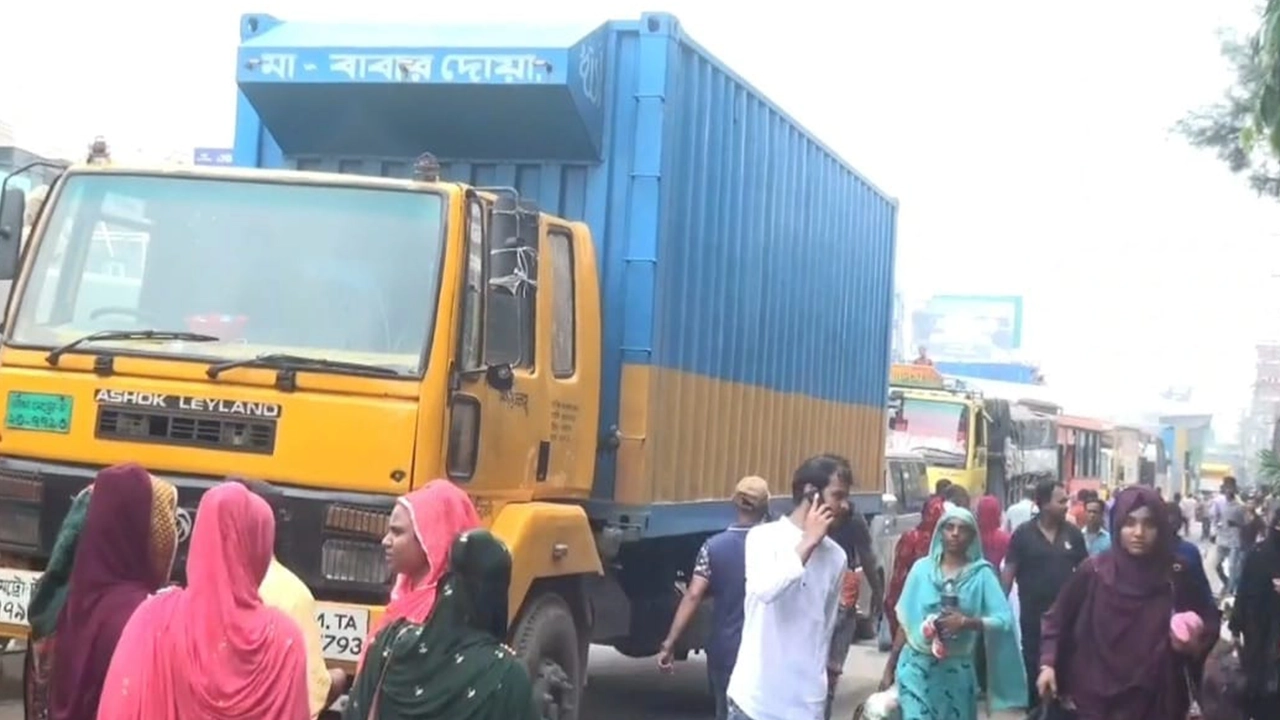 গাজীপুরের ভোগড়া বাইপাস এলাকায় বেতনের দাবিতে শ্রমিকদের ঢাকা-ময়মনসিংহ মহাসড়ক অবরোধ। ছবি : কালবেলা