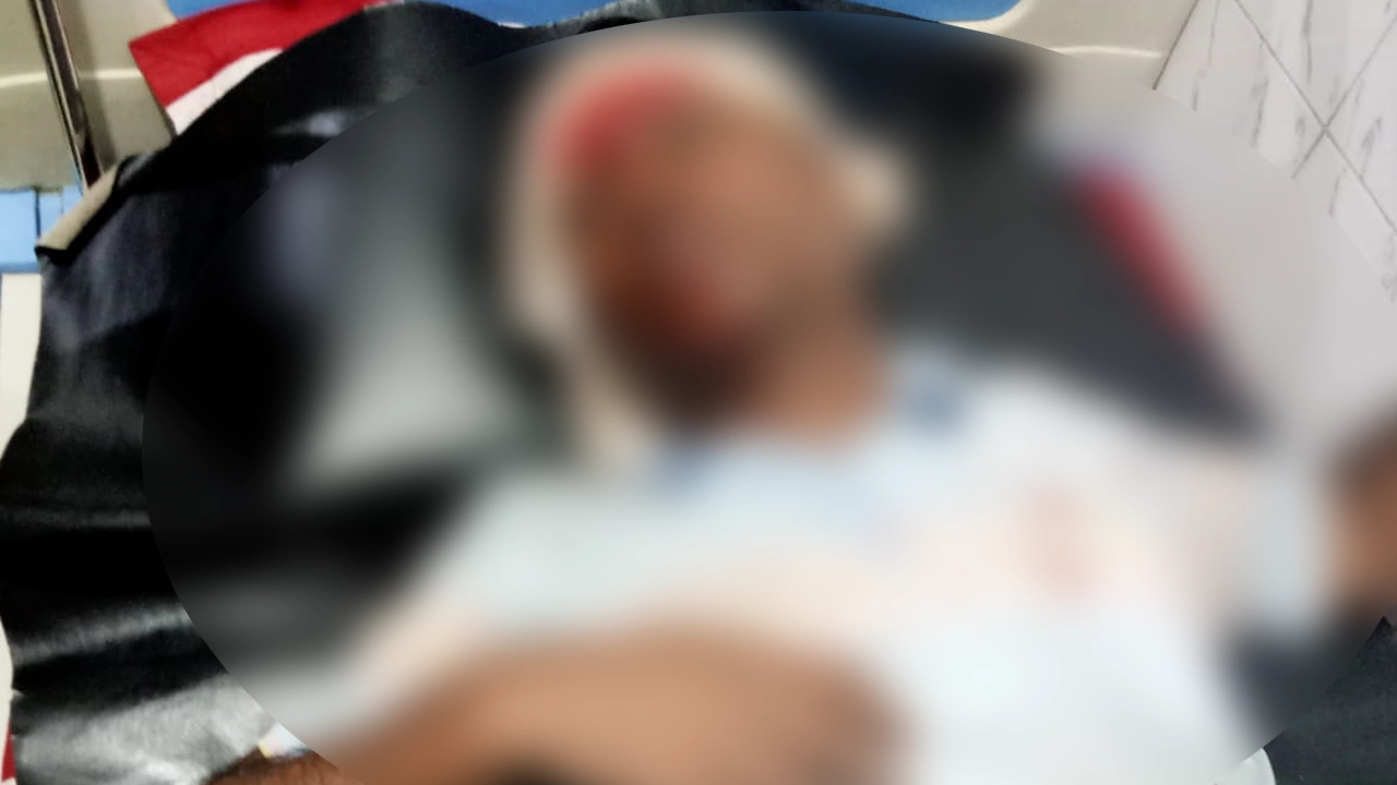 ঝুট ব্যবসার নিয়ন্ত্রণ নিয়ে বিএনপির দুপক্ষের সংঘর্ষে আহত একজনকে হাসপাতালে ভর্তি করা হয়েছে। ছবি : কালবেলা