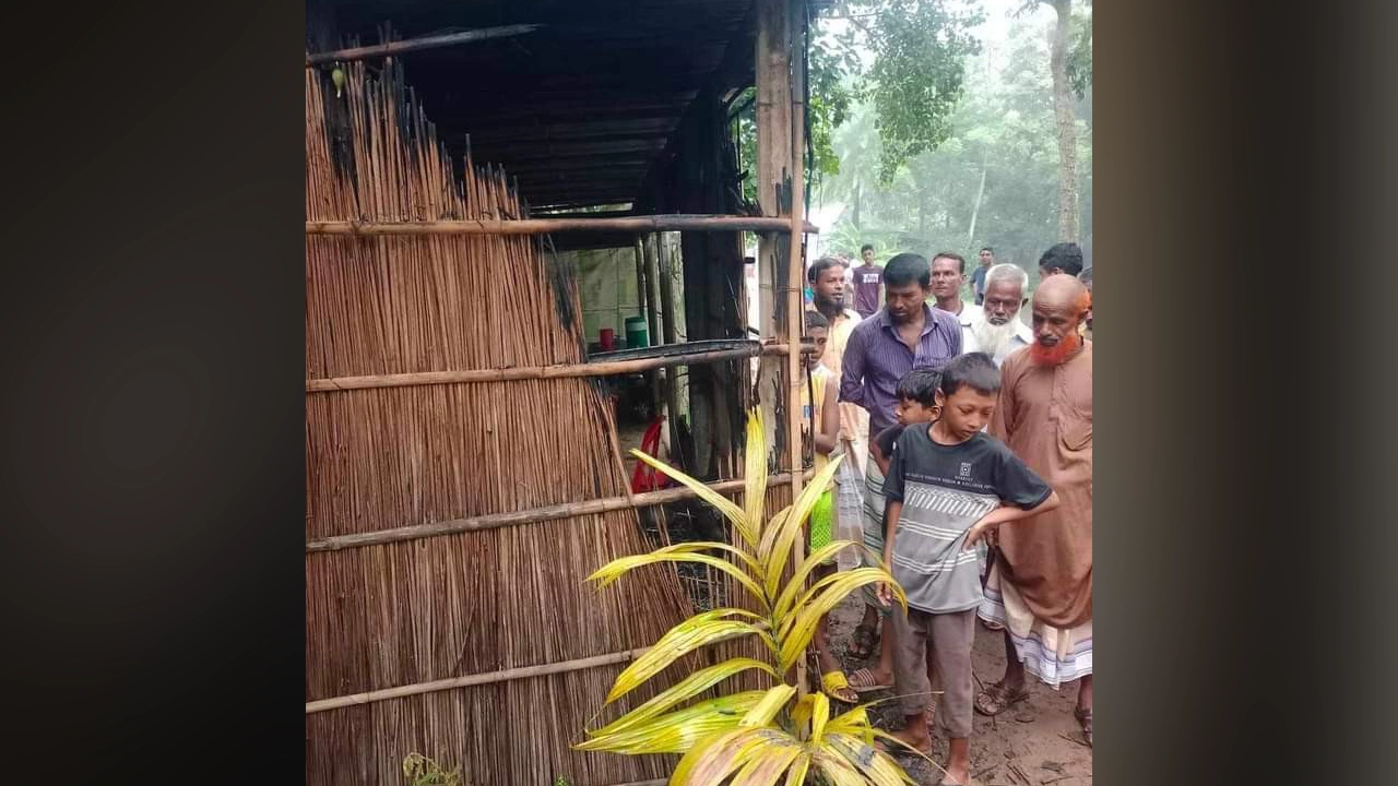 নিহতের দোকান ঘরের পাশে স্থানীয়দের ভিড়। ছবি : কালবেলা