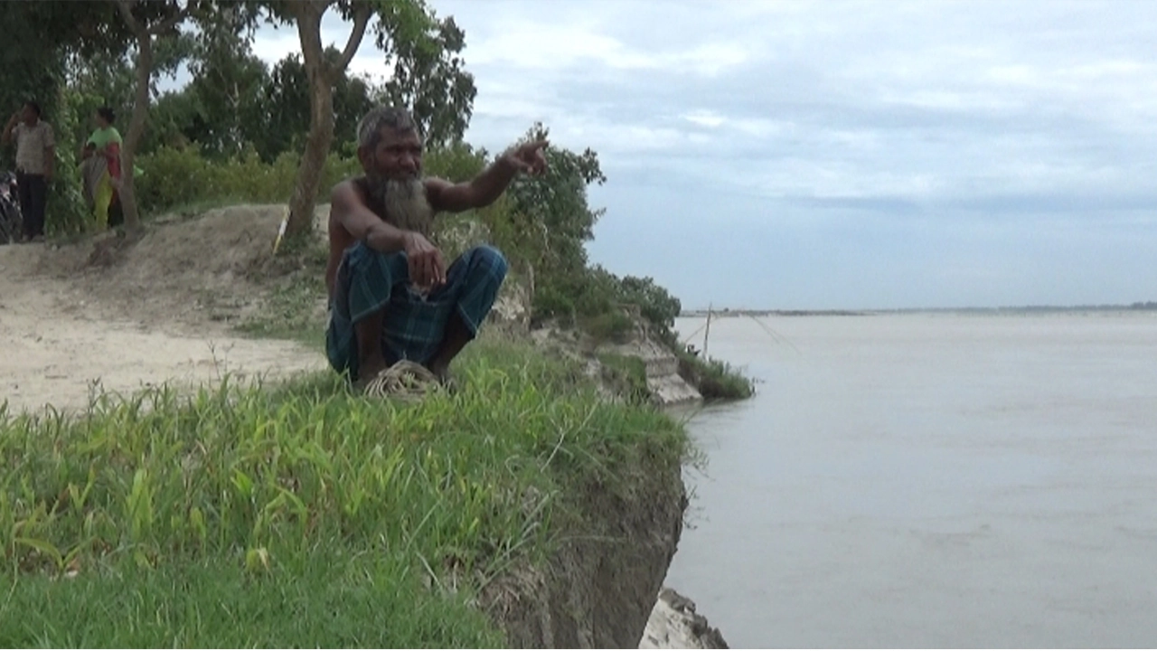 ভাঙন আতঙ্কে দিন পার করছেন নদীপাড়ের মানুষ। ছবি : কালবেলা