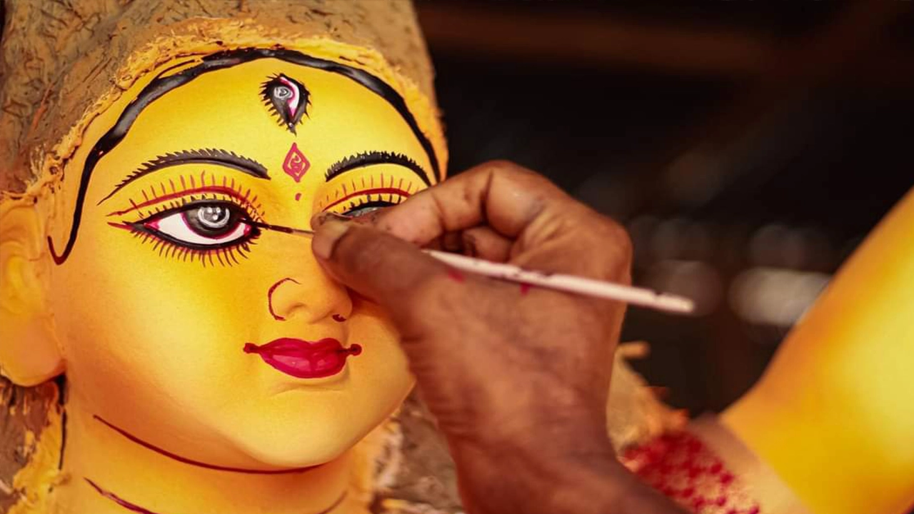 শিল্পীর রং তুলির আঁচড়ে দেবীকে সাজাতে ব্যস্ত সময় পার করছেন।ছবি : উচ্ছাস সরকার