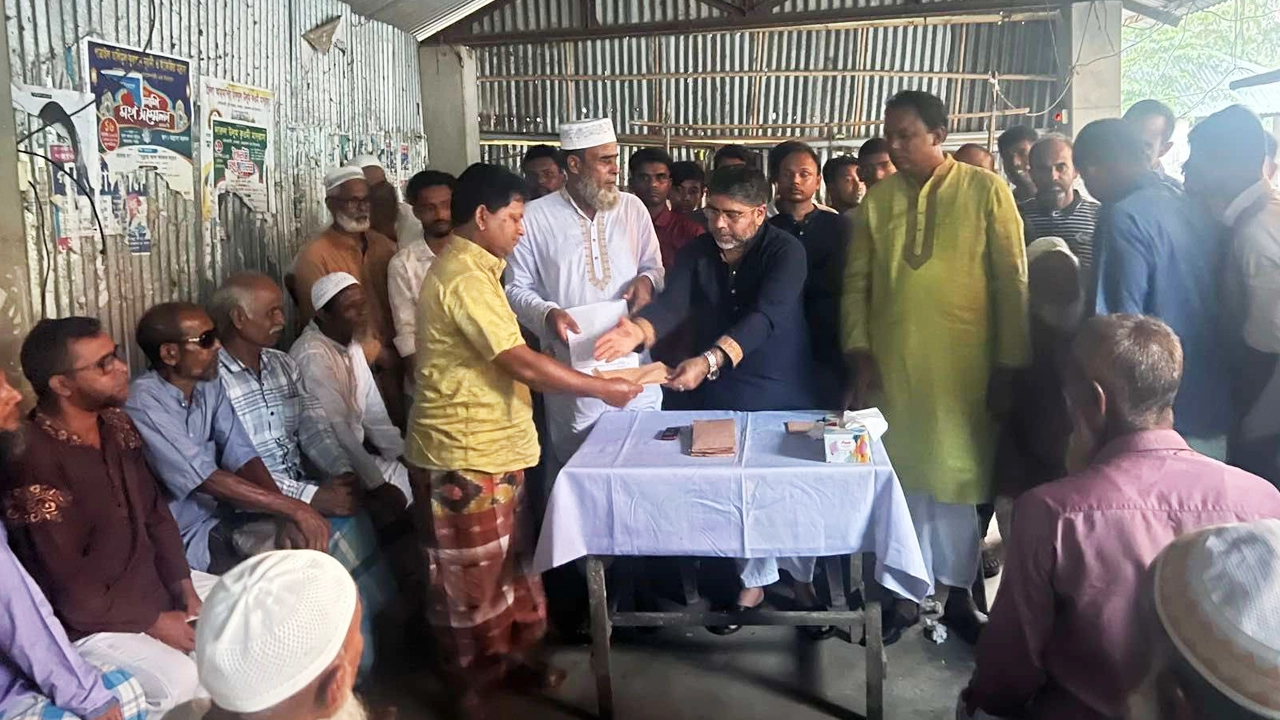অগ্নিকাণ্ডে ক্ষতিগ্রস্ত ১৪ জনকে অর্থ সহায়তা প্রদান করেন বিএনপি নেতা প্রকৌশলী মো. মোস্তাফা-ই জামান সেলিম (সিআইপি)। ছবি : সংগৃহীত