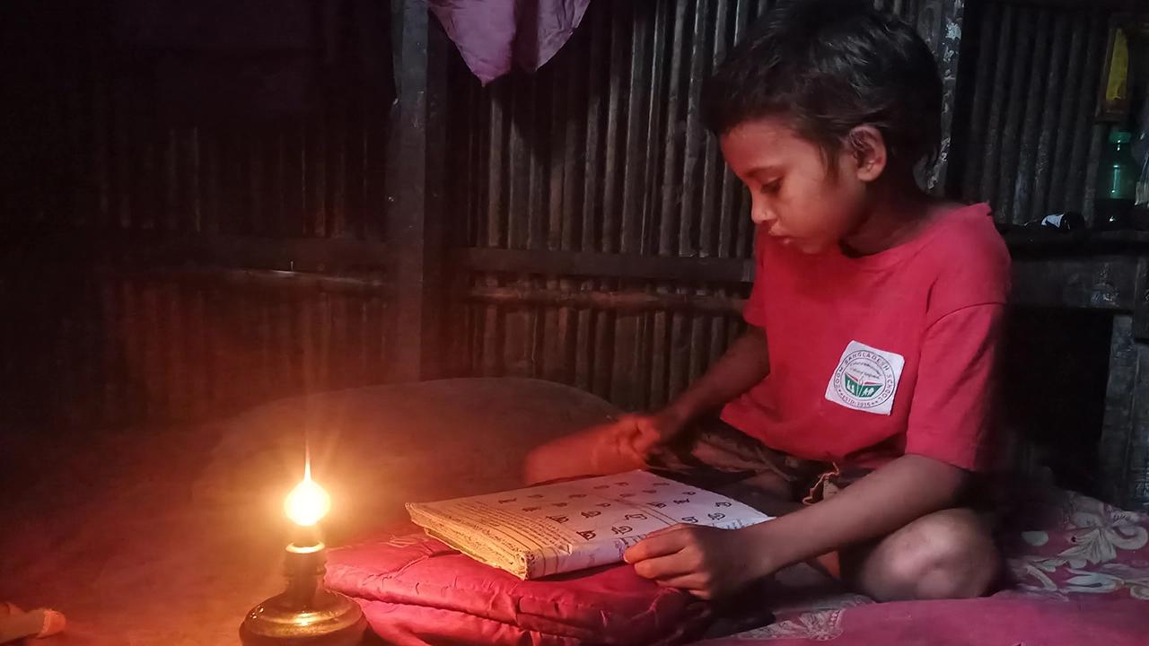 পড়াশোনায় ব্যস্ত রংপুর নগরীর মুসলিমপাড়া রেলওয়ে কলোনিতে বেড়ে ওঠা শিশু টুকটুকি। ছবি : কালবেলা