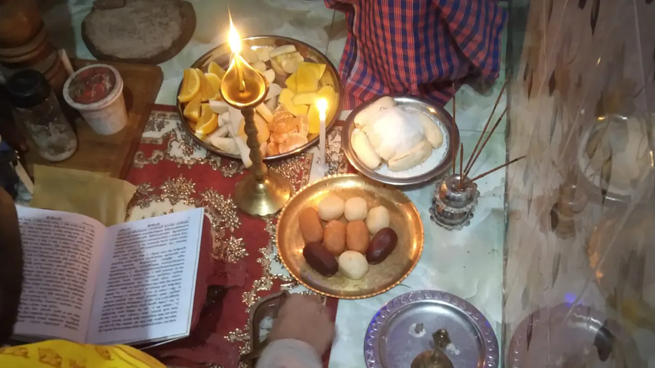 পূজা শুরুর মুহূর্তে। ছবি : কালবেলা