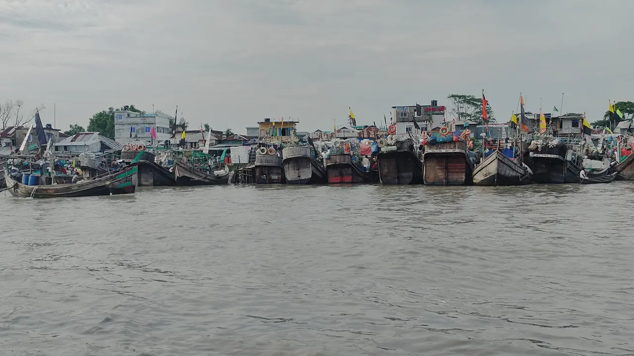 সমুদ্রবন্দরে ৩ নম্বর সতর্ক সংকেত। ছবি : কালবেলা