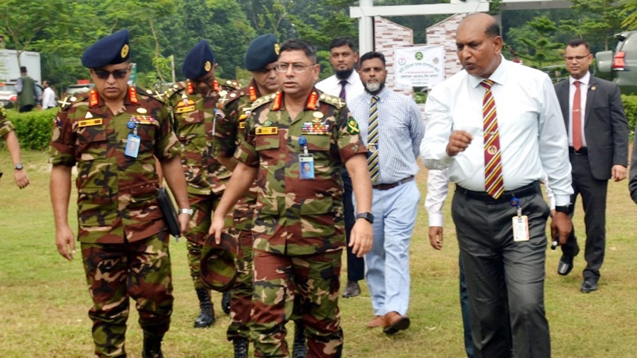 সেনাবাহিনী প্রধান জেনারেল ওয়াকার-উজ-জামান ১১ পদাতিক ডিভিশন ও বগুড়া এরিয়া পরিদর্শন করেছেন। ছবি : আইএসপিআর