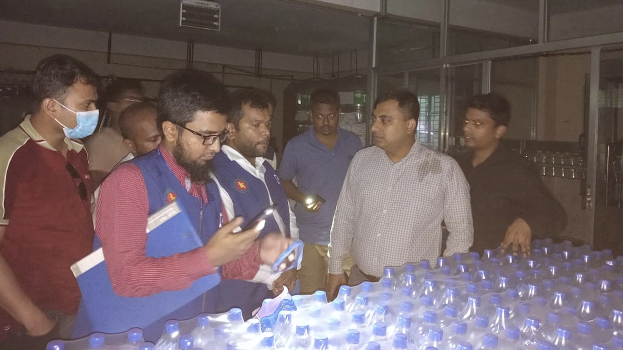 এগ্রো ফুড অ্যান্ড বেভারেজ কারখানা কর্তৃপক্ষকে ২ লাখ টাকা জরিমানা করা হয়। ছবি : কালবেলা