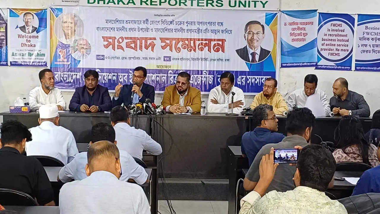 রাজধানীর সেগুনবাগিচায় বাংলাদেশ অ্যাসোসিয়েশন অব ইন্টারন্যাশনাল রিক্রুটিং এজেন্সি সিনিয়র সদস্য বিএনপি নেতা খন্দকার আবু আশফাক। ছবি : কালবেলা