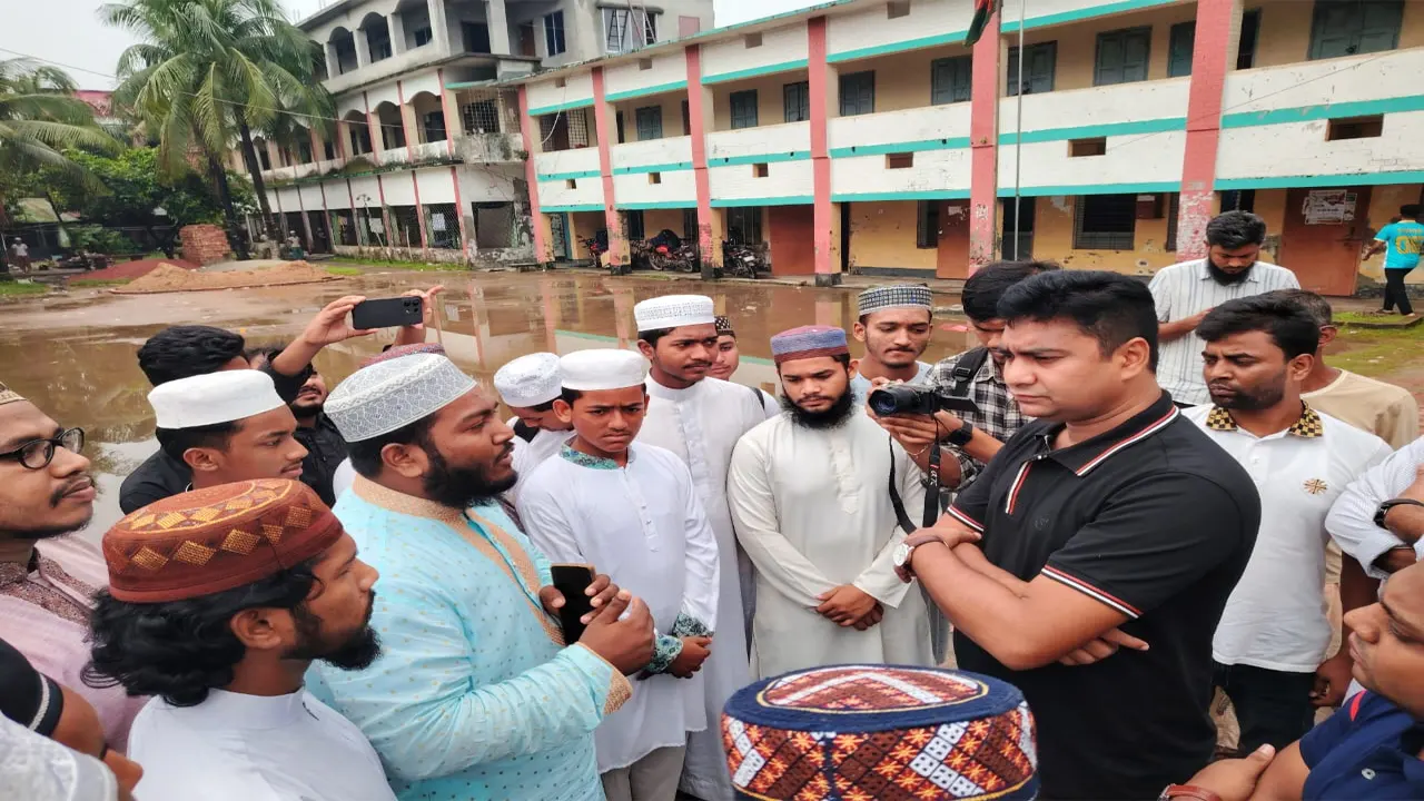 মাদ্রাসার শিক্ষার্থীদের সঙ্গে কথা বলছেন নাছির উদ্দীন নাছির। ছবি : কালবেলা
