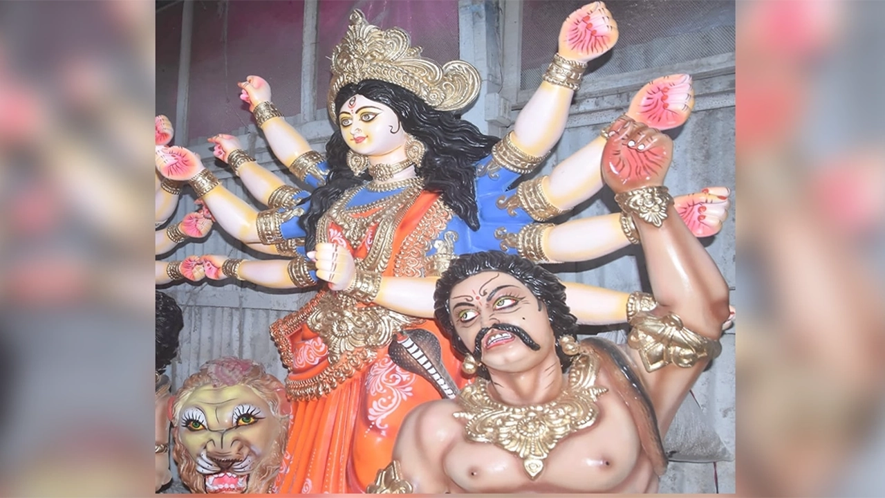 যশোরে শারদীয় দুর্গোৎসবের প্রস্তুতি চলছে । ছবি : কালবেলা