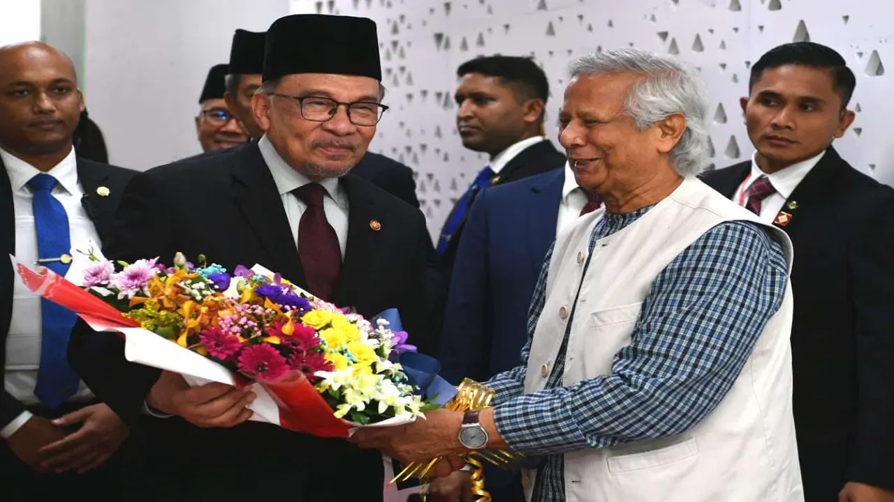 বিমানবন্দরে ড. ইউনূসের সঙ্গে মালয়েশিয়ার প্রধানমন্ত্রী আনোয়ার ইব্রাহিম। ছবি : সংগৃহীত