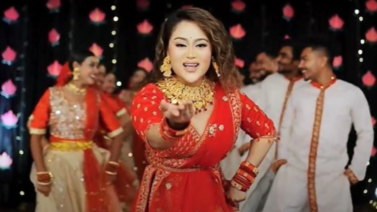 পূজার গানে বারিশ হক। ছবি : সংগৃহীত