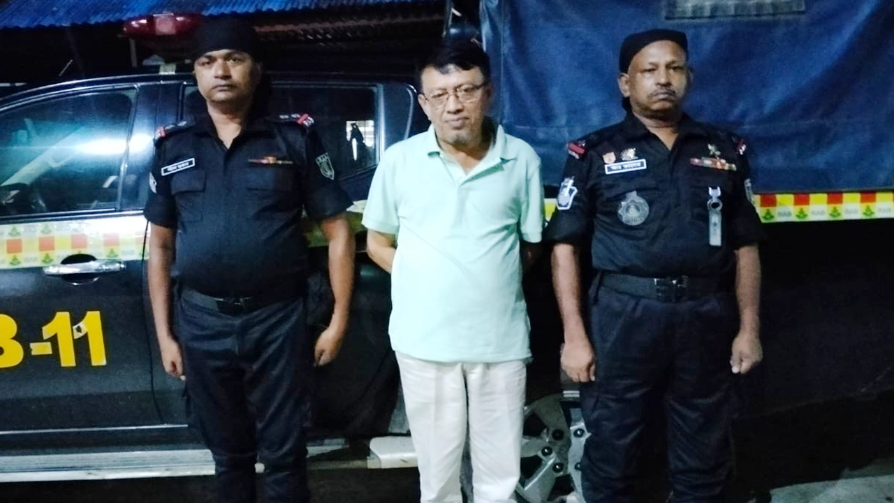 নোয়াখালী পৌরসভার ৮নং ওয়ার্ডের সাবেক কাউন্সিলর নাসিম উদ্দিন সুনামকে গ্রেপ্তার করেছে র‍্যাব। ছবি : কালবেলা