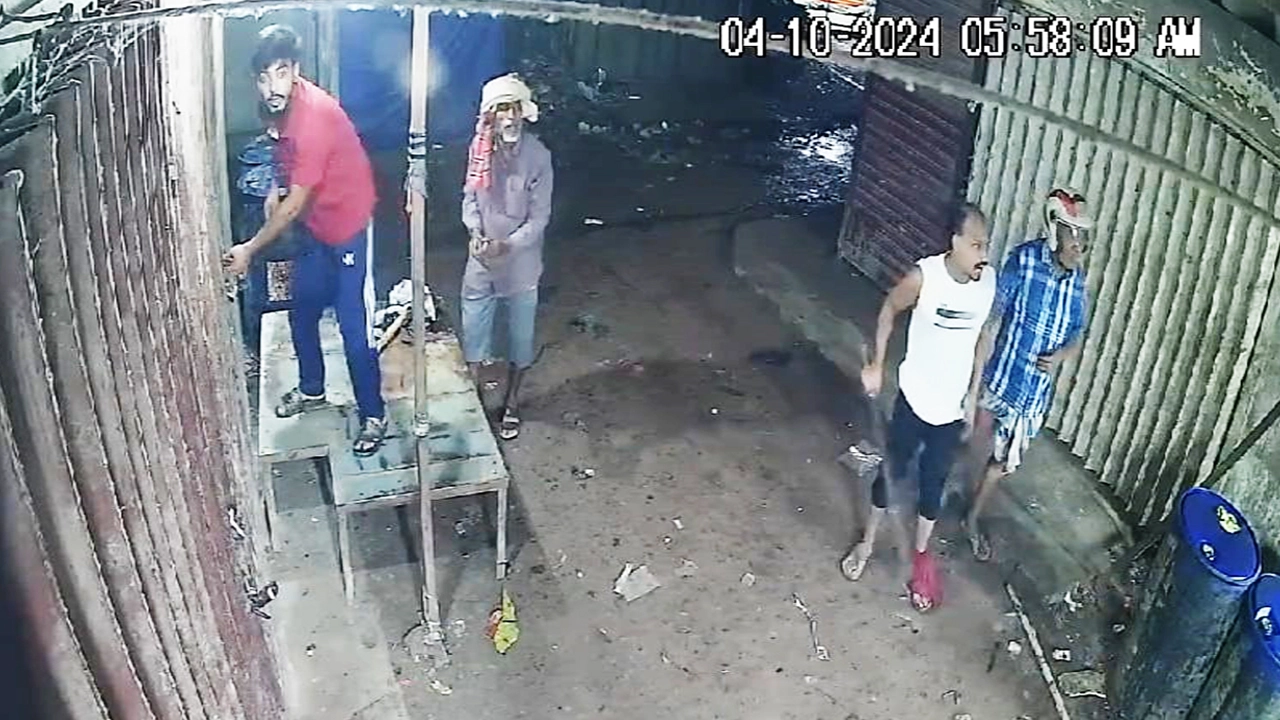 সিসিটিভি ক্যামেরায় দেখা মেলে- দোকানে ভাঙচুর চালাচ্ছে দুর্বৃত্তরা। ছবি : সংগৃহীত