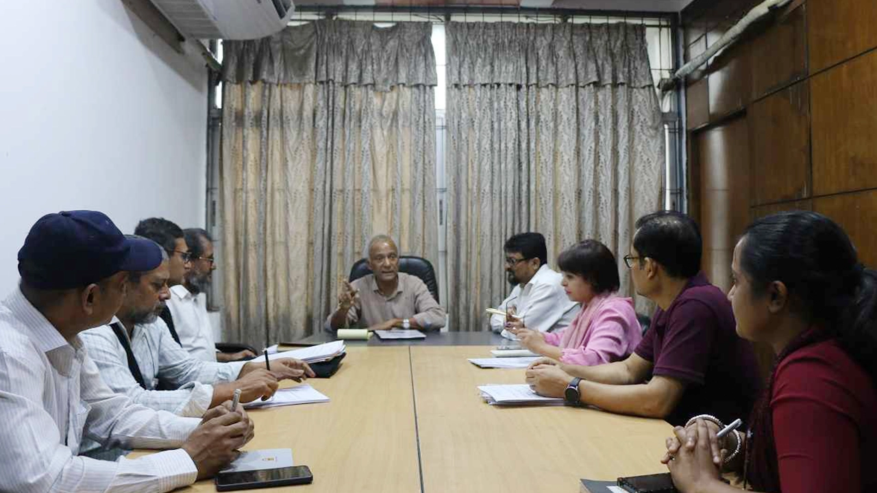 বাংলাদেশ শিল্পকলা একাডেমিতে পরিচালকদের নিয়ে মহাপরিচালকের সংক্ষিপ্ত সভা। ছবি : কালবেলা