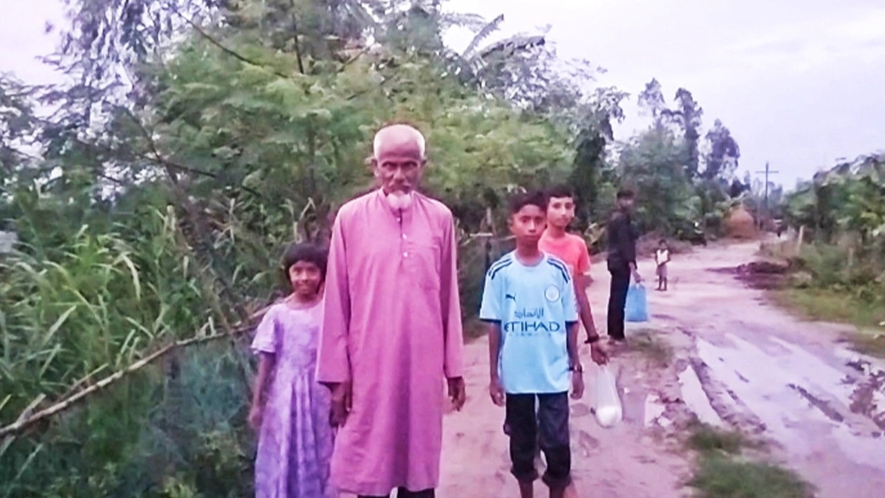 শিক্ষার্থীদের মাঝে গাইবান্ধা ফুলছড়ির বাদুড়িয়া গ্রামের আলোচিত এক টাকার মাস্টার মো. লুৎফর রহমান। ছবি : কালবেলা