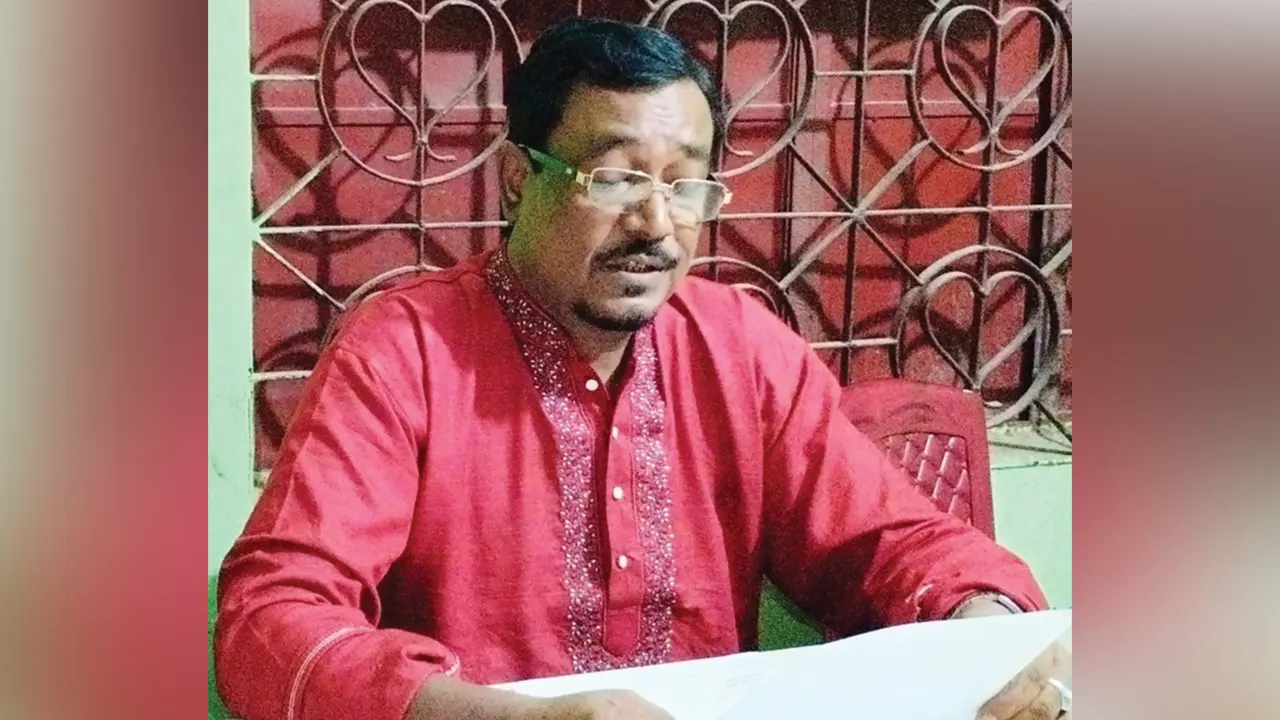 সংবাদ সম্মেলনে নবগঙ্গা ডিগ্রি কলেজের অধ্যক্ষ মো. মোশারফ হোসেন মোল্যা। ছবি : কালবেলা