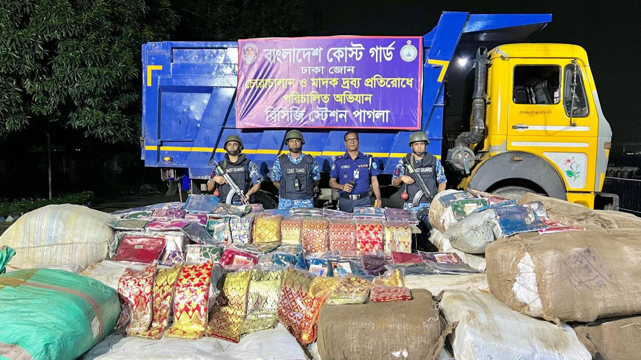 নারায়ণগঞ্জের ফতুল্লায় বিপুল পরিমাণ ভারতীয় শাড়ি ও মখমল কাপড় জব্দ করেছে কোস্ট গার্ড। ছবি : কালবেলা