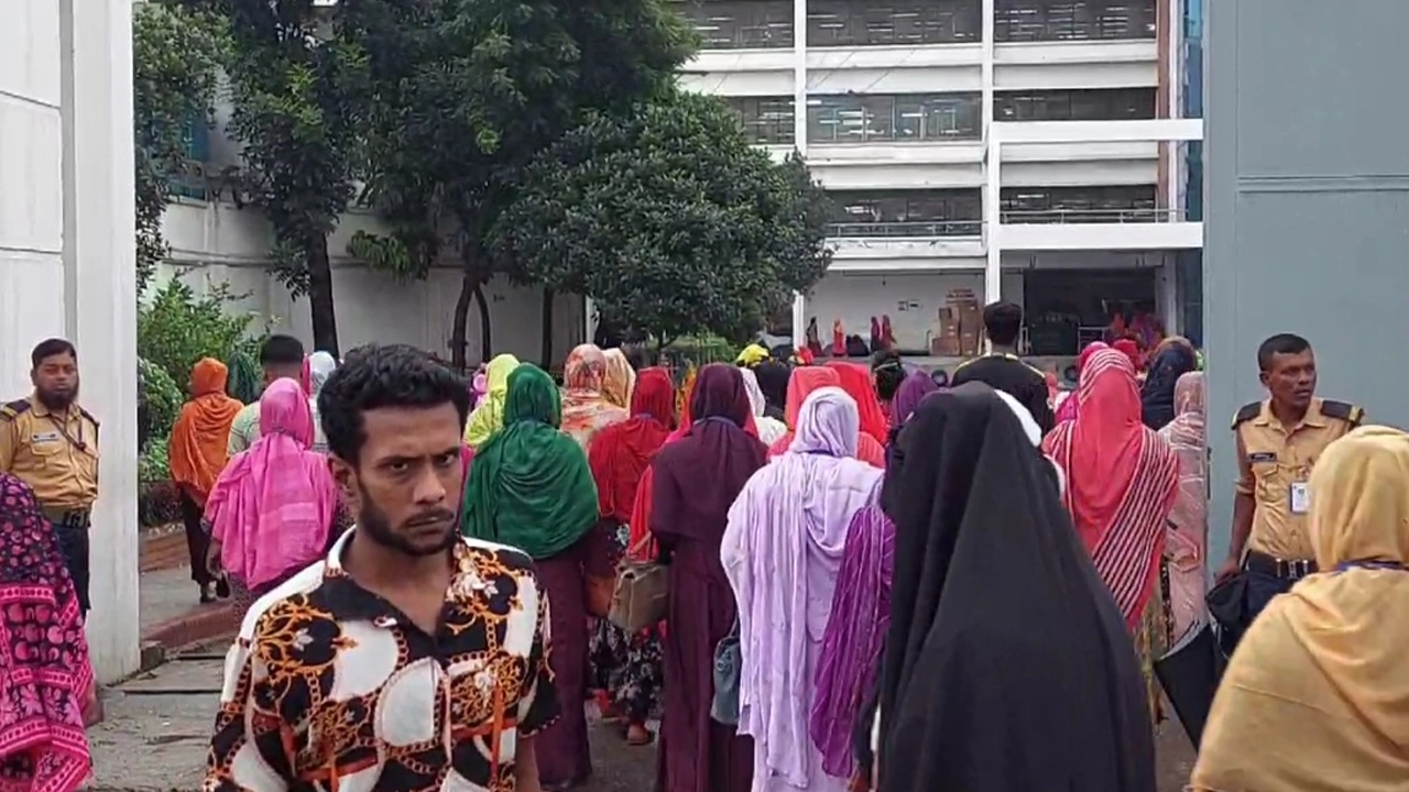 পোশাক কারখানায় প্রবেশ করছেন শ্রমিকরা। ছবি : কালবেলা