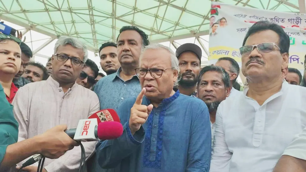 জিয়াউর রহমানের কবরে শ্রদ্ধা জানানোর পর সাংবাদিকদের সঙ্গে কথা বলেন বিএনপির সিনিয়র যুগ্ম মহাসচিব অ্যাডভোকেট রুহুল কবির রিজভী। ছবি : কালবেলা