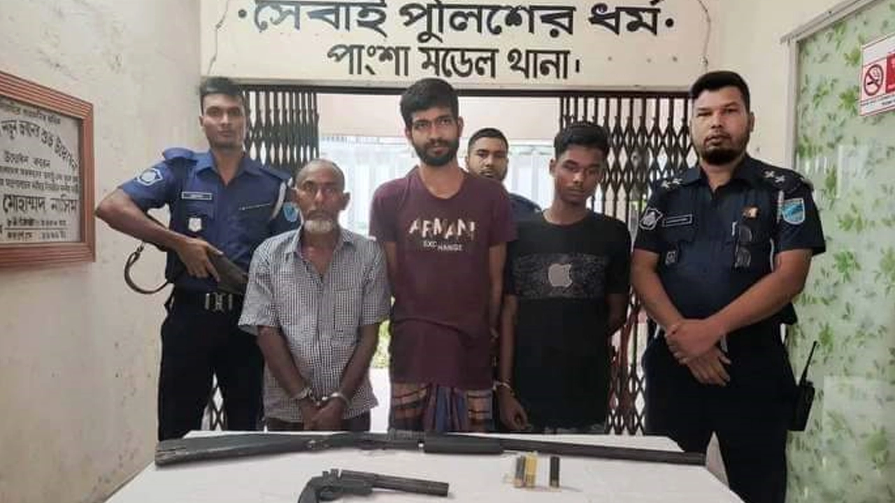 অস্ত্রসহ গ্রেপ্তার তিন আসামি। ছবি : কালবেলা