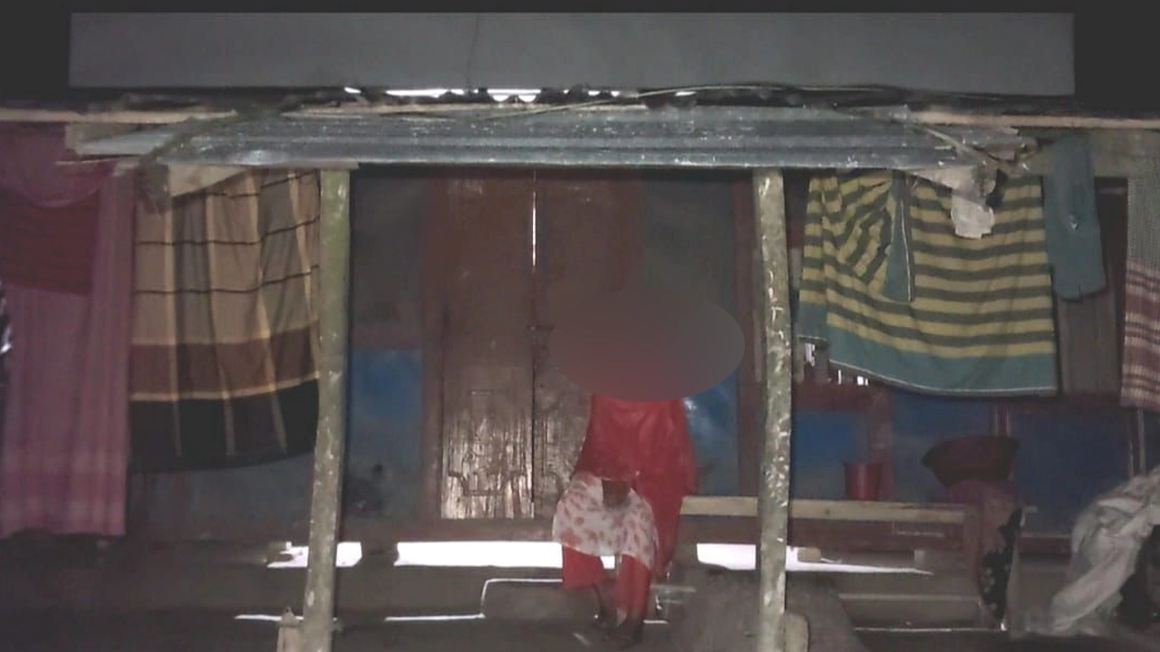 প্রেমিক সাইফুলের বাড়িতে অনশনে কিশোরী। ছবি : কালবেলা